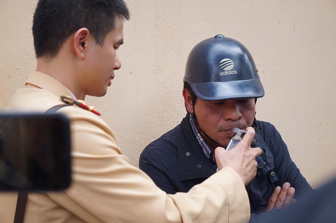 Uống 2 chén rượu, người đàn ông điều khiển xe máy bị phạt 7 triệu đồng - ảnh 1