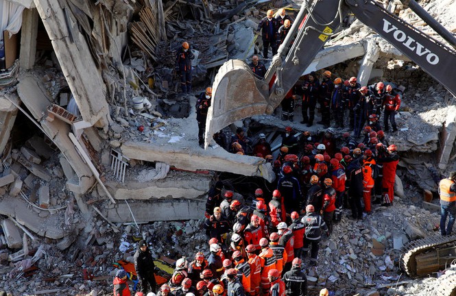 Một tòa nhà đổ sập sau động đất ở Thổ Nhĩ Kỳ. Ảnh: Reuters
