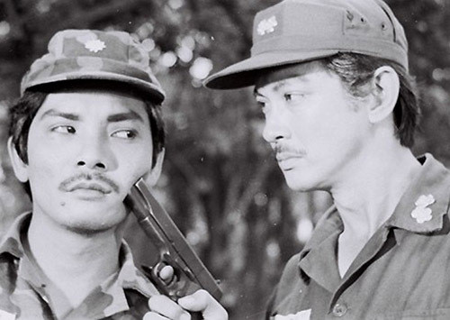 Chánh Tín diễn xuất bên cạnh nghệ sĩ Thương Tín. Một người chuyên đóng vai chính diện (Chánh Tín) và một người chuyên vai phản diện (Thương Tín).
