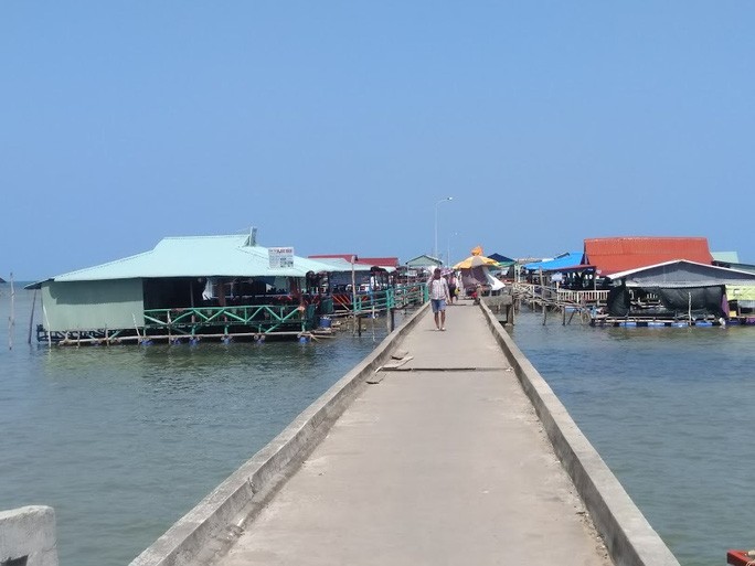 Vì an toàn, cầu cảng làng chài nổi tiếng ở Phú Quốc sắp bị tháo dỡ - Ảnh 1. Cầu cảng Hàm Ninh - nơi nhiều du khách đến tham quan trước đây