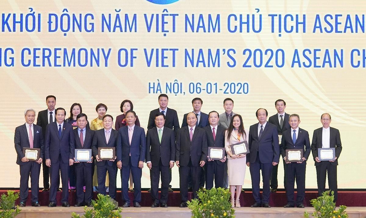 Ông Phạm Đức Long - Tổng Giám đốc VNPT (ngoài cùng bên phải) cùng tham gia bấm nút khai trương trang thông tin điện tử Asean 2020