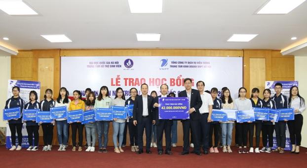  Đại diện Lãnh đạo Trung tâm Hỗ trợ sinh viên - Đại học Quốc gia Hà Nội cùng 30 sinh viên đón nhận học bổng do VNPT tại Hà Nội trao tặng