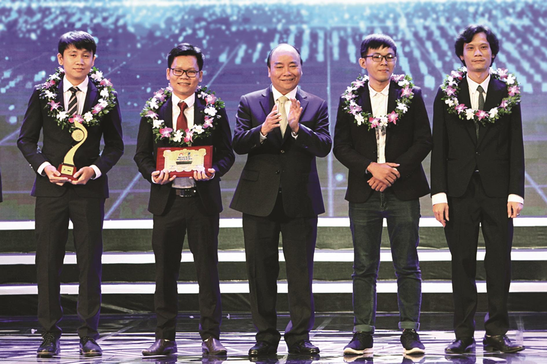 Giải thưởng Nhân tài Đất Việt đã trở thành bệ phóng cho nhiều tài năng Việt. Trong ảnh: Thủ tướng Chính phủ Nguyễn Xuân Phúc trao giải Nhất lĩnh vực cho nhóm tác giả lĩnh vực CNTT - Giải thưởng NTĐV năm 2017.