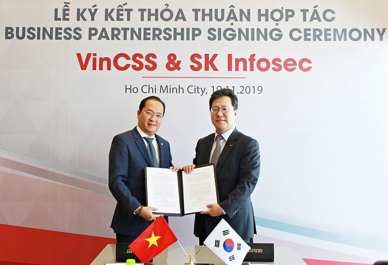 Tổng Giám đốc Công ty VinCSS, Ông Đỗ Ngọc Duy Trác (bên trái) và ông Lee YongHwan, CEO của SK Infosec tại Lễ ký kết hợp tác