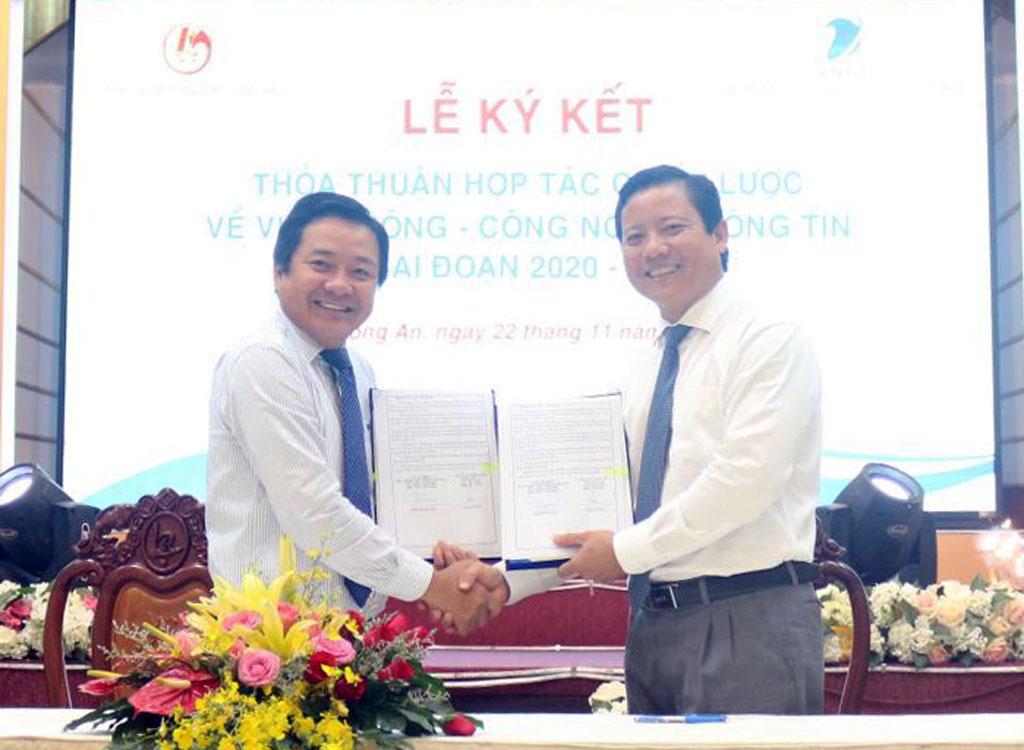 Ông Phạm Tấn Hòa - Phó Chủ tịch UBND tỉnh Long An cùng ông Huỳnh Quang Liêm - Phó Tổng giám đốc Tập đoàn VNPT ký kết hợp tác chiến lược.