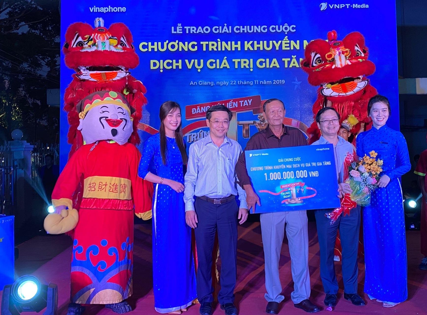 Ông Nguyễn Sơn Hải  Phó Tổng giám đốc VNPT-Media và ông Trần Thế Tuyên - Giám đốc VNPT An Giang cùng trao thưởng cho khách hàng.