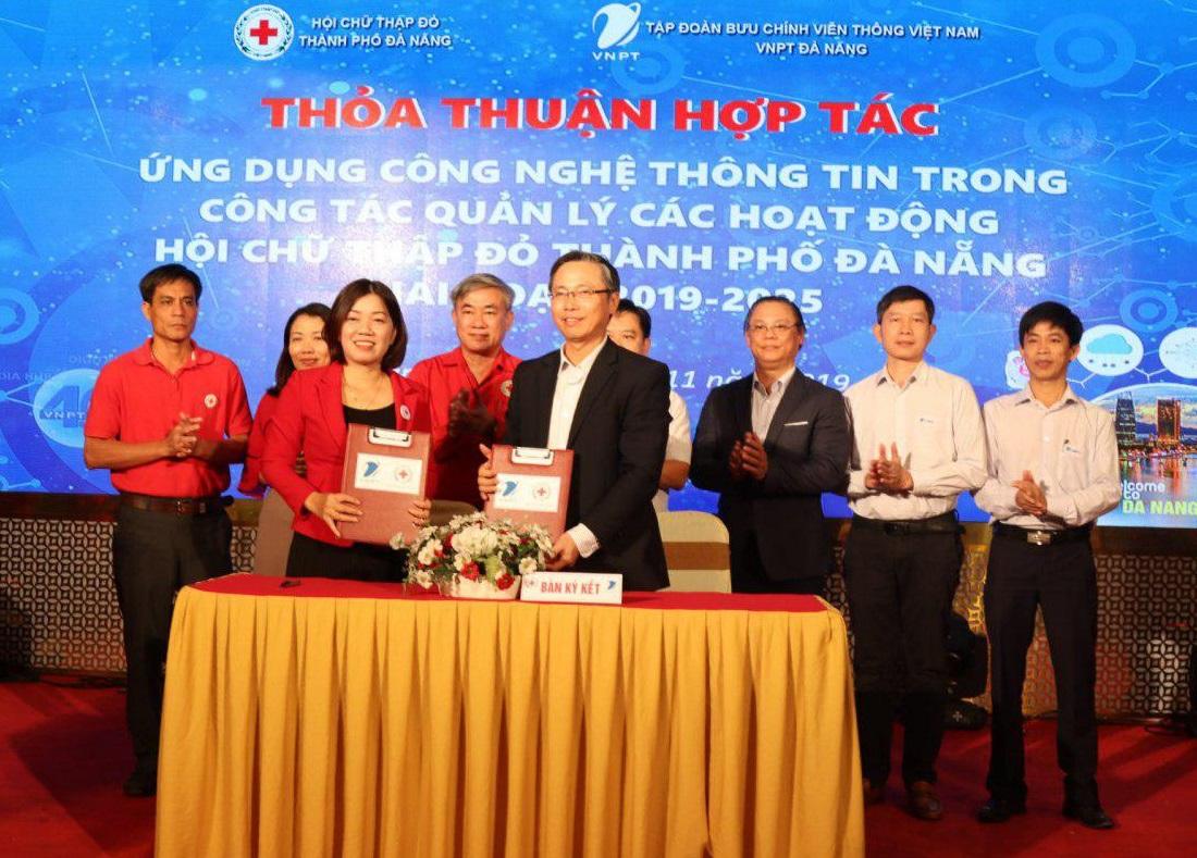 Ông Nguyễn Nho Túy - Phó Giám đốc phụ trách Viễn thông Đà Nẵng ký với bà Lê Thị Như Hồng - Chủ tịch Hội chữ thập đỏ Thành phố Đà Nẵng 