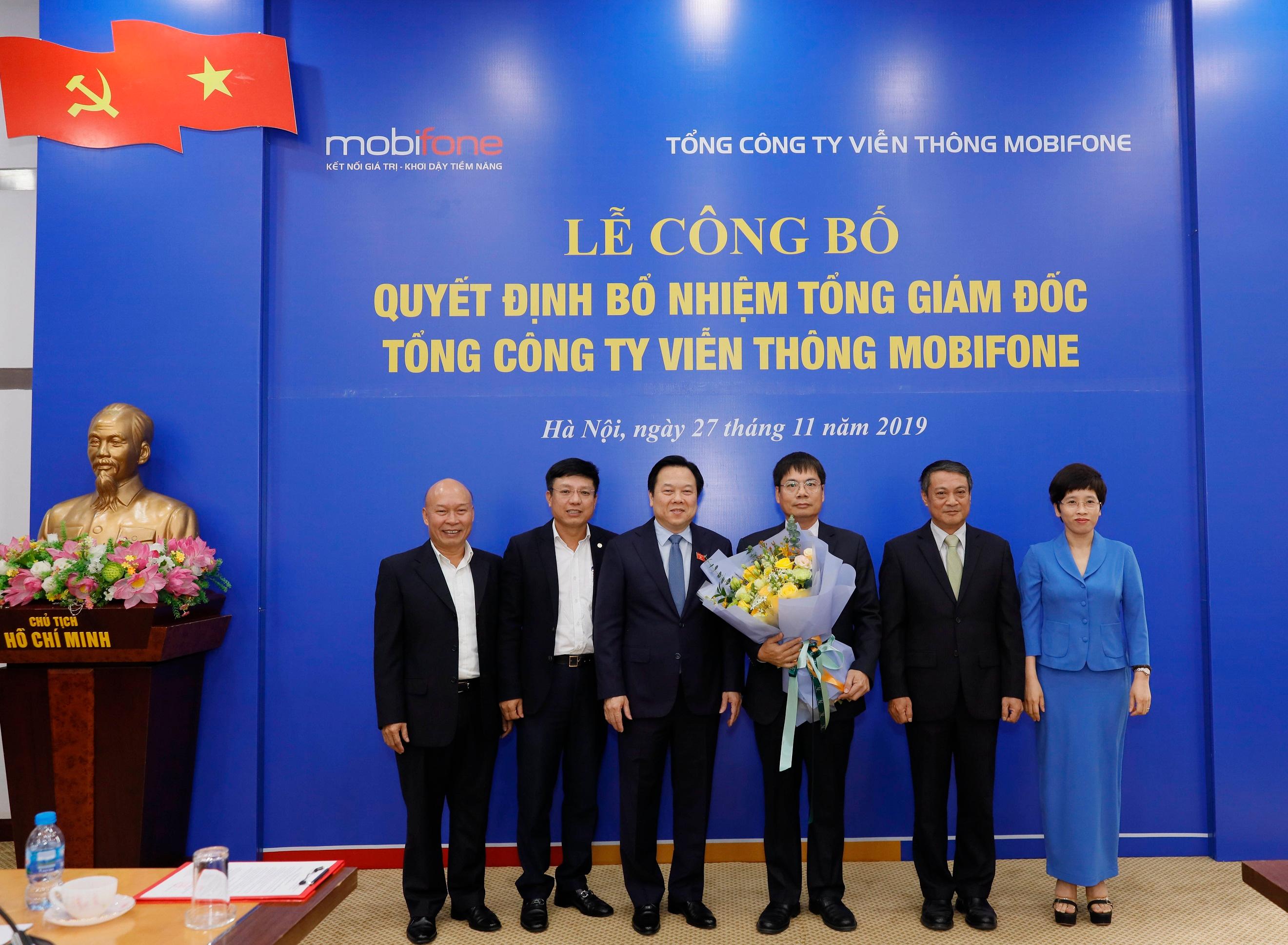 Lãnh đạo UB QLVNN, Bộ TTTT tặng hoa chúc mừng tân Tổng giám đốc MobiFone Tô Mạnh Cường