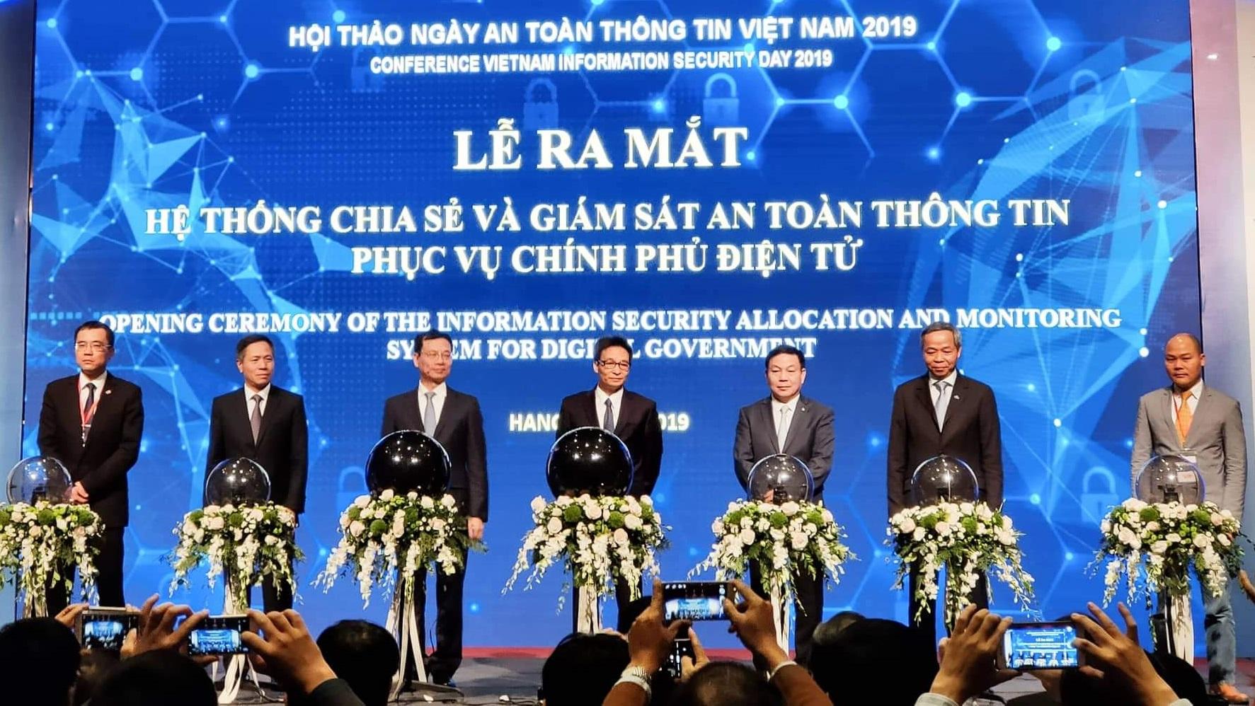 Phó Thủ tướng Chính phủ Vũ Đức Đam, Bộ trưởng Bộ Thông tin và Truyền thông Nguyễn Mạnh Hùng cùng đại diện 5 thành viên của Liên minh xử lý mã độc và phòng chống tấn công mạng gồm VNPT, Viettel, CMC FPT và BKAV đã nhấn nút khai trương hệ thống.