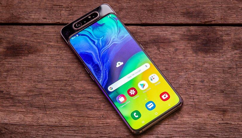 Samsung Galaxy A80: Cũng sử dụng thiết kế kiểu cụm camera xoay lật từ sau ra trước và sử dụng chung cụm camera này cho cả camera trước sau như Zenfone 6 để có được thiết kế màn hình tràn viền, nhưng Galaxy A80 có 3 camera được đặt trên một hệ thống trượt. Mặc định cụm camera này sẽ nằm ở mặt sau, nhưng khi chụp ảnh selfie thì camera này sẽ thò lên và xoay ra trước.