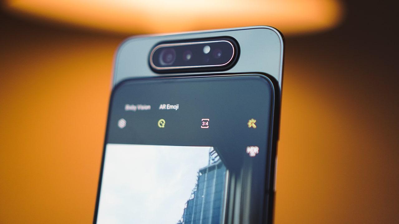 Cụm 3 camera của Galaxy A80 gồm cảm biến chính 48MP, khẩu độ f/2.0 + camera góc siêu rộng 8MP, khẩu độ f/2.2 và cuối cùng là cảm biến đo độ sâu để chụp ảnh xoá phông. Pin đi kèm có dung lượng 3.700mAh và hỗ trợ công nghệ sạc nhanh 25W. 