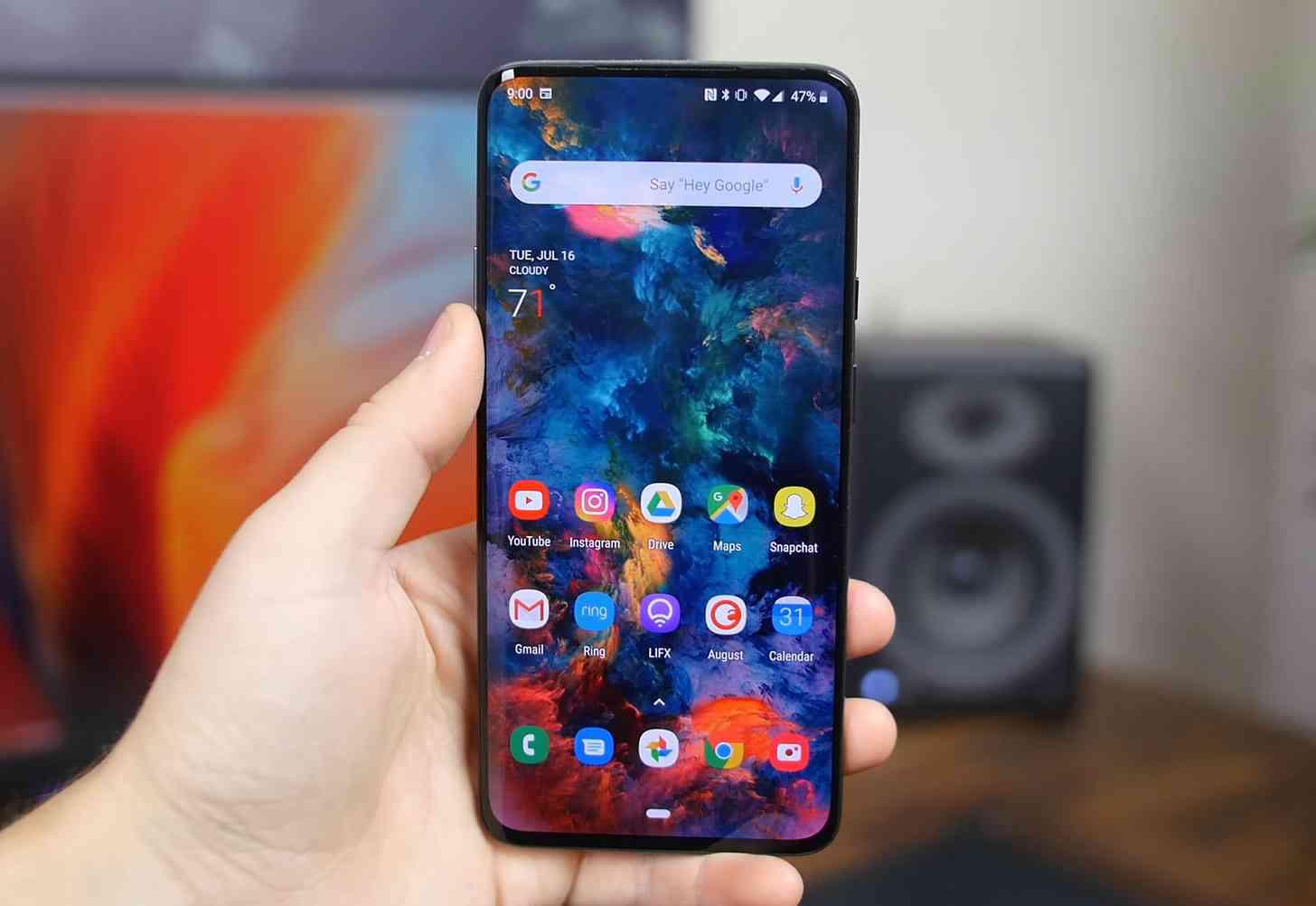 OnePlus 7T Pro: Máy sở hữu màn hình AMOLED cong kích thước 6,67-inch với độ phân giải QHD+, tần số quét 90Hz cùng công nghệ cảm biến vân tay tích hợp trong màn hình. Có thể nói màn hình chính là một trong những tính năng “ăn điểm” nhất trên chiếc smartphone này. 