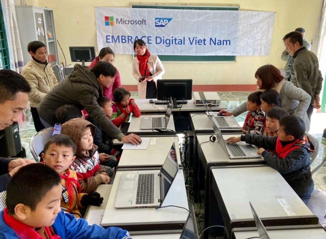 Các em học sinh trường tiểu học huyện Si Ma Cai, tỉnh Lào Cai học lập trình bằng chương trình Hour of Code Minecraft trên các thiết bị do SAP và Microsoft tài trợ