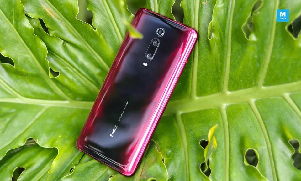 Đối với Redmi K20, máy sở hữu hầu hết các thông số giống như người anh em Redmi K20 Pro ở trên, tuy nhiên máy chỉ được trang bị bộ vi xử lý Snapdragon 730. Có nghĩa là người dùng vẫn sẽ có cảm biến vân tay dưới màn hình, hệ thống 3 camera sau, thậm chí là pin cùng dung lượng nhưng chỉ hỗ trợ công nghệ sạc nhanh 18W.