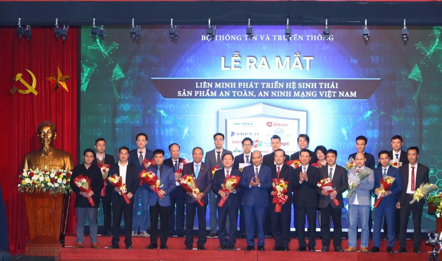Thủ tướng Nguyễn Xuân Phúc tặng hoa cho các thành viên của Liên minh phát triển hệ sinh thái sản phẩm an toàn, an ninh mạng Việt Na