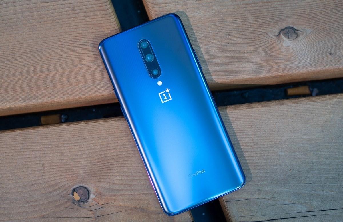 OnePlus 7T Pro sở hữu cụm 3 camera, bao gồm cảm biến chính 48MP, ống kính tele 8MP và một ống kính góc siêu rộng 16MP. Camera selfie cảm biến 16MP, được thiết kế dạng thò thụt ở cạnh trên, nhờ đó máy sở hữu thiết kế màn hình không khuyết tràn viền hoàn toàn.