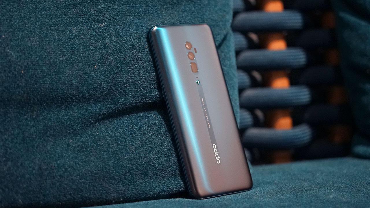 Oppo Reno 10x Zoom và Reno2 đều có màn hình AMOLED, độ phân giải Full HD+ nhưng kích thước là 6,6 inch và 6,55 inch tương ứng. Oppo Reno2 thuộc phân khúc thấp hơn nên chỉ sở hữu vi xử lý Snapdragon 710, RAM 8GB, bộ nhớ trong 256GB, viên pin dung lượng 4.000 mAh và hỗ trợ sạc nhanh VOOC 3.0.