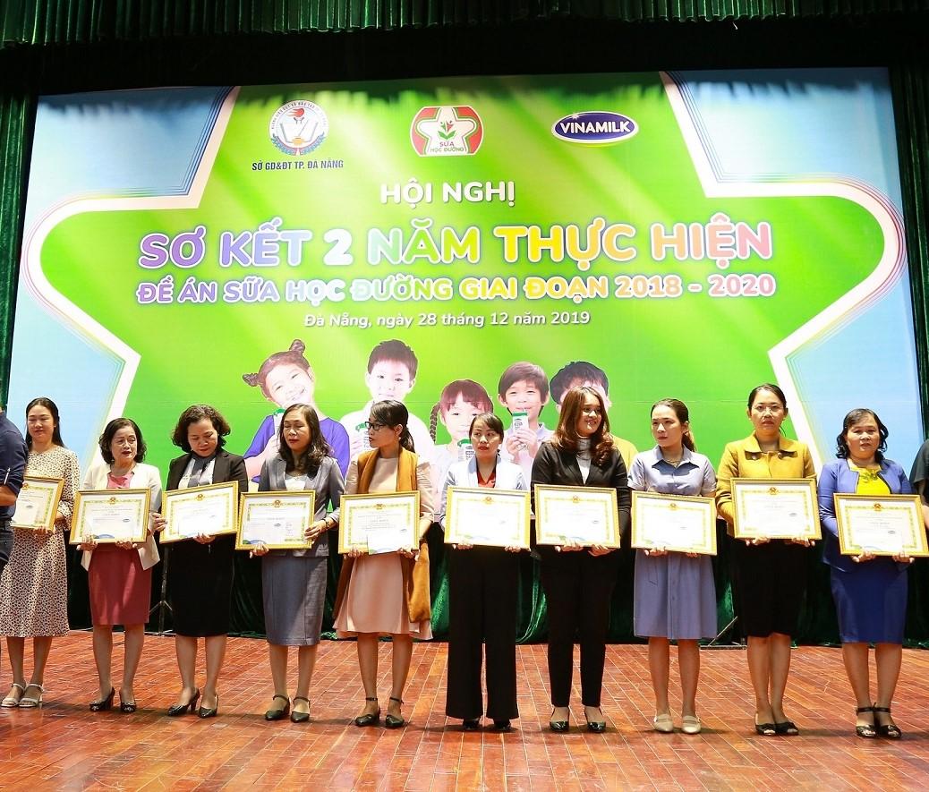 Ban Tổ chức tuyên dương 38 tập thể và 35 cá nhân có thành tích xuất sắc trong công tác tổ chức triển khai thực hiện chương trình Sữa học đường tại Đà Nẵng