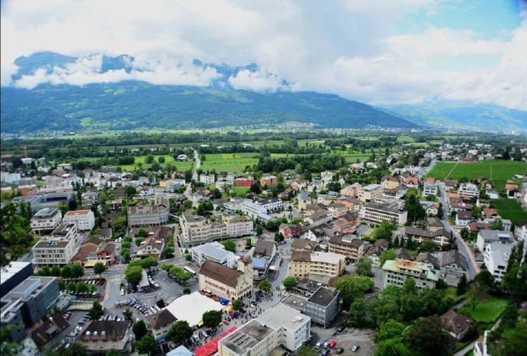 Lichtenstein trải rộng trên 160 km2, quốc gia nằm giữa Áo và Thụy Sĩ, có dân số khoảng 40.000 người. Du khách sẽ ngạc nhiên khi biết rằng đây là quốc gia giàu nhất thế giới tính theo GDP bình quân đầu người. Tỷ lệ thất nghiệp ở đây cực kỳ thấp.