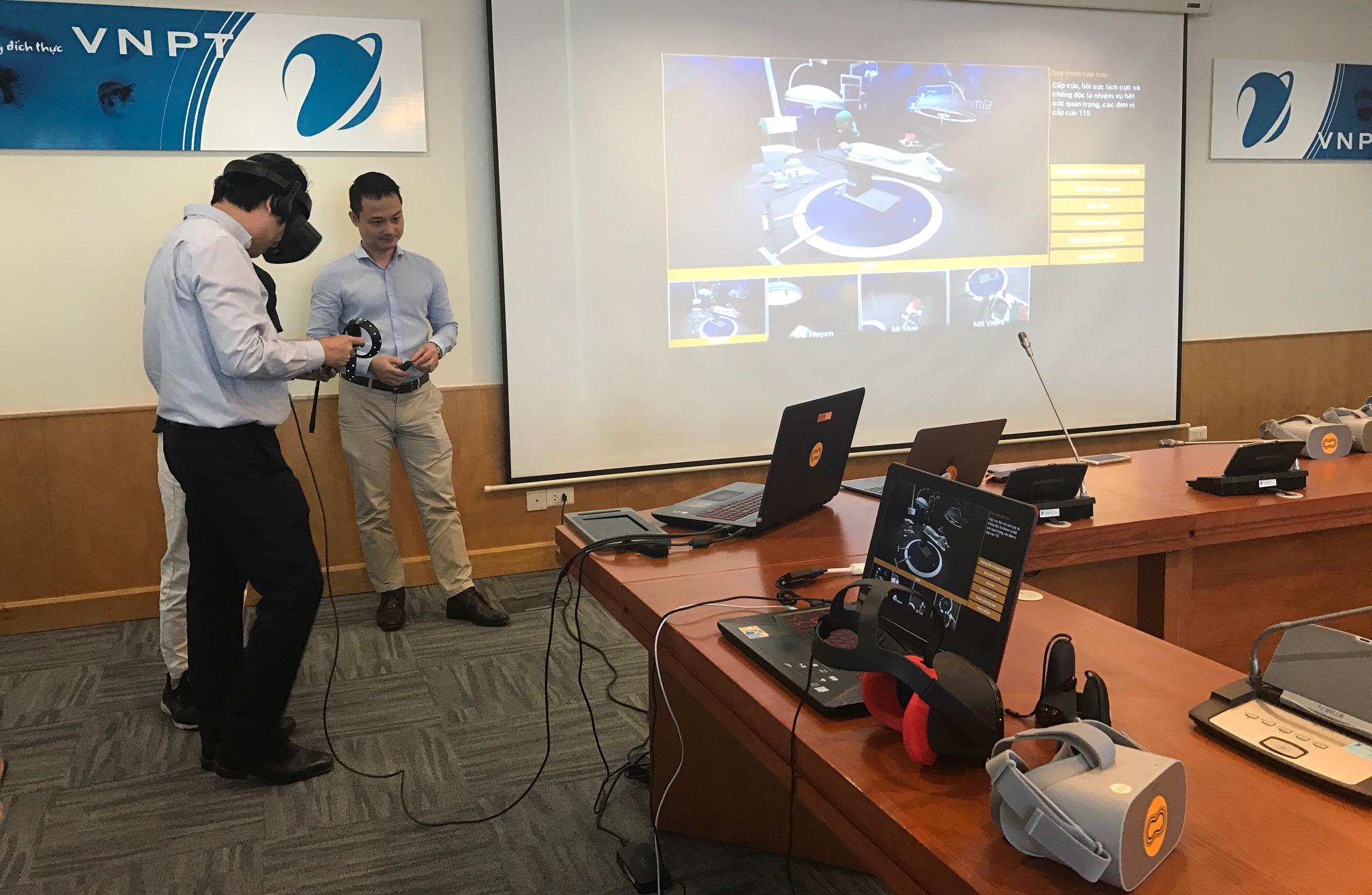 Thành viên Hội đồng Giám khảo trải nghiệm sản phẩm Học viện không gian ảo (Edulab VR)