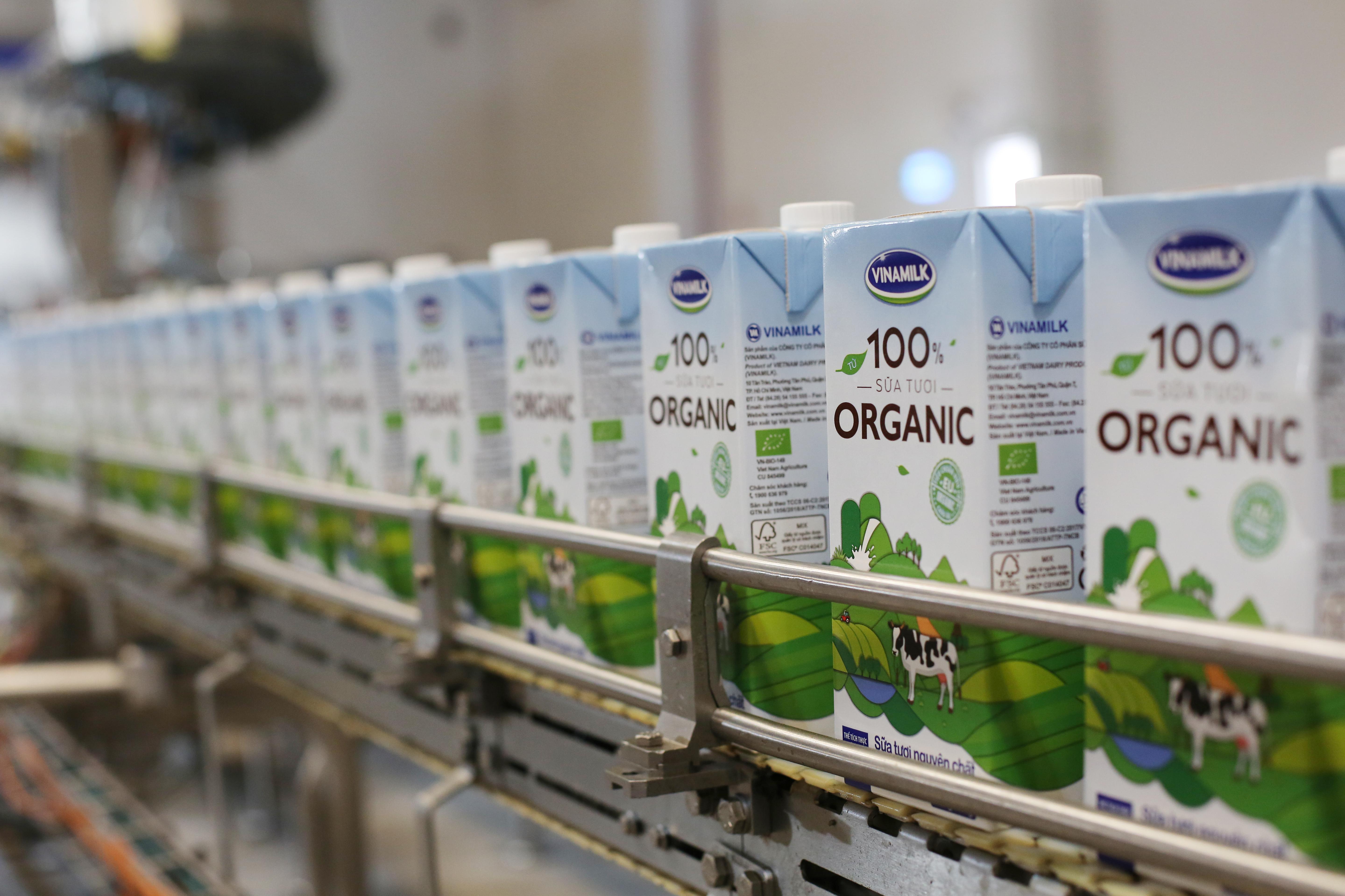 Có thể dễ dàng nhận biết logo “EU Organic” trên các hộp sữa organic của Vinamilk