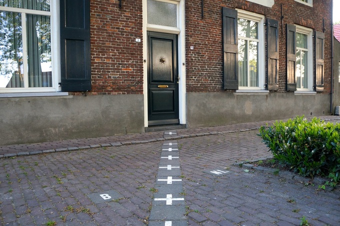 Hà Lan - Bỉ  Thị trấn Baarle, nằm giữa Hà Lan và Bỉ, có đường biên giới ngoằn ngoèo và phức tạp. Du khách có thể nhìn thấy nhiều con đường được đánh dấu bằng dòng chữ thập, ở 2 bên là ký hiệu B (Belgium) và NL (Netherlands). Khu vực ở phía Bỉ được gọi tên là Baarle-Hertog và Hà Lan là Baarle-Nassau.  Thị trấn được phân chia một cách "phi logic", đường biên giới thậm chí còn chạy thẳng qua những ngôi nhà, vườn rau. Vì 2 quốc gia này đều nằm trong khối Schegen, người dân và du khách có visa có thể tự do đi lại qua biên giới mà không cần hộ chiếu. Ảnh: Iamdanw/Flickr.
