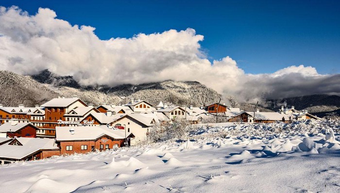 Khu nghỉ dưỡng Rosa Khutor ở Sochi đẹp như trong truyện cổ tích vào mùa đông.
