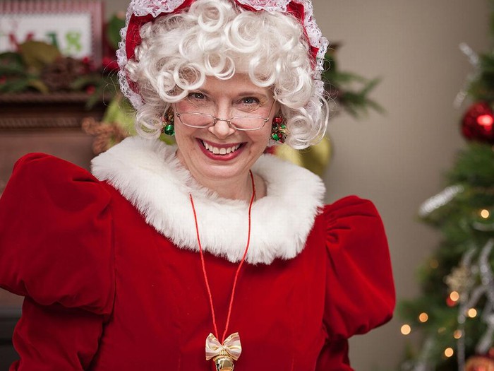 Bà già Noel là người tặng quà cho trẻ: Theo truyền thống ở Italy, vào đêm Giáng sinh, bà già Noel Strega Buffana sẽ đến thăm và tặng quà trẻ nhỏ. Ảnh: Shutterstock.