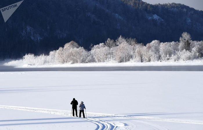 Trượt tuyết dường như là hoạt động yêu thích của người dân ở vùng Krasnoyarsk, Nga, vào mùa đông.