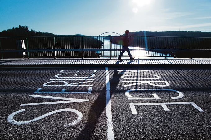 Thụy Điển - Na Uy  Cầu Svinesund cũ là nơi ngăn cách thành phố Stromstad, Thụy Điển và thành phố Halden của Na Uy. Trên ảnh là cây cầu cũ dài khoảng 1 km được xây dựng năm 1946, với đường biên giới phân chia bên trái là Thụy Điển, bên phải là Na Uy. Do mật độ giao thông ngày càng cao, một cây cầu cao tốc mới kết nối 2 quốc gia được mở ra vào năm 2005. Ảnh: Wikimedia Commons.