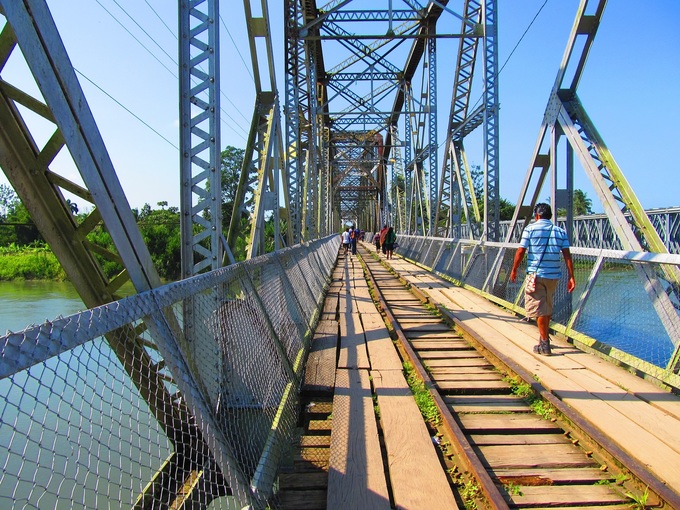 Costa Rica - Panama  Đường biên giới giữa Costa Rica và Panama là một cây cầu trên sông Sixaola. Hiện nay, cây cầu ván gỗ ọp ẹp dài 64 m vẫn được người đi bộ sử dụng. Ảnh: Bordertramp.