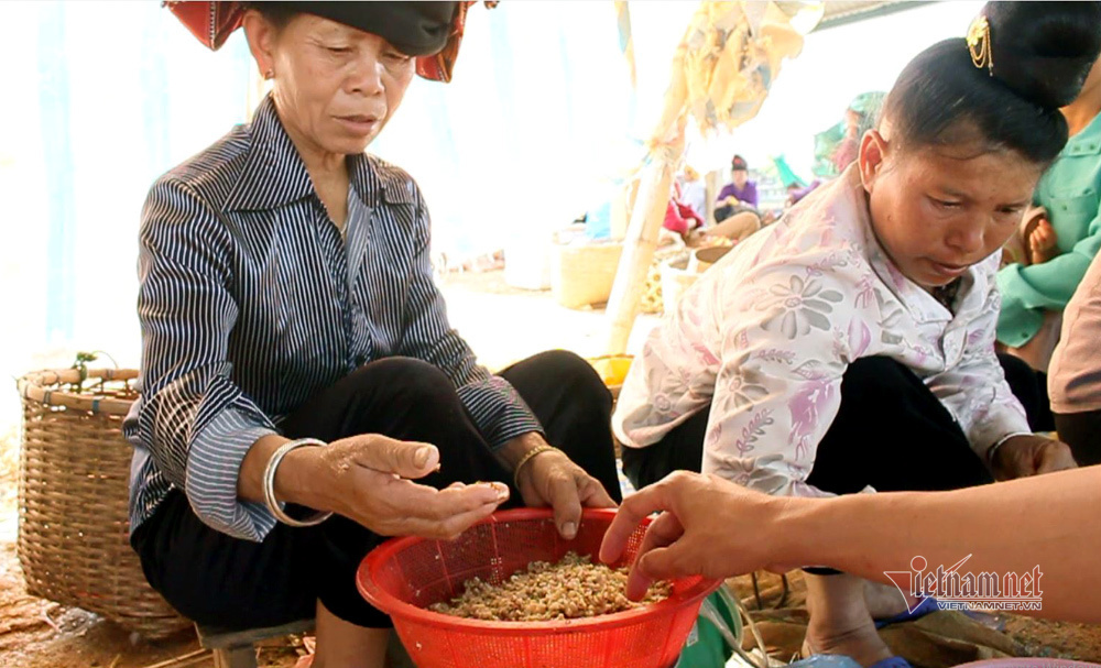 Người Thái đen bán hàng ở chợ rất thân tình. 