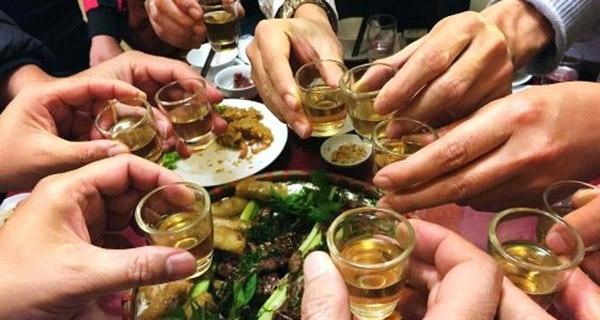 Uống rượu bia