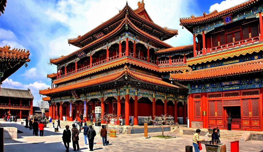 Ung Hòa Cung: Có từ thế kỷ 17, Cung Ung Hòa là ngôi chùa Phật giáo nổi tiếng nằm ở Đông Thành (Bắc Kinh) với kiến trúc kết hợp giữa phong cách người Hán và người Tây Tạng. Nơi đây vốn là phủ đệ của Ung Chính Đế khi còn là hoàng tử, được xây dựng năm 1694. Cung Ung Hòa có rất nhiều di tích văn vật, trong đó nổi tiếng nhất là tượng Phật Di Lặc làm bằng cây bạch đàn hương. Ảnh: Seyyahi.