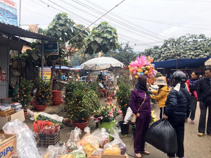 Chợ xã Bằng Lang, huyện Quang Bình đông đúc không kém những chợ huyện.