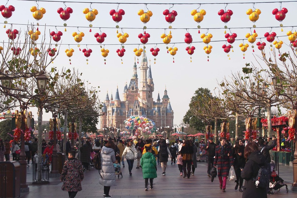 Disneyland Thượng Hải: Khai trương lần đầu tiên vào năm 2016, Disneyland Thượng Hải có diện tích rộng gấp tám lần Disneyland Hong Kong (Trung Quốc), bao gồm 2 khách sạn theo chủ đề, khu giải trí Disneytown và các điểm tham quan khác. Dịp Tết Nguyên đán là khoảng thời gian mà công viên Disney Thượng Hải thường sẽ chật cứng khách du lịch. Tuy nhiên, năm nay, địa điểm vui chơi giải trí này phải đóng cửa trong suốt kỳ nghỉ lễ. Ảnh: Tân Hoa Xã.