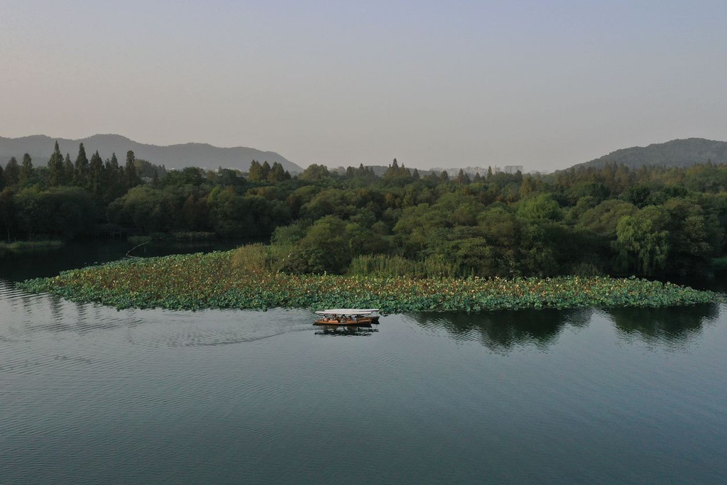 Tây Hồ: Nằm ở phía tây thành phố Hàng Châu, hồ nước ngọt này là nguồn cảm hứng nghệ thuật của nhiều thế hệ họa sĩ và nhà thơ. Vào năm 2011, UNESCO công nhân Tây Hồ là Di sản Thế giới bởi ảnh hưởng đối với thiết kế sân vườn trên khắp Trung Quốc, Nhật Bản... Ảnh: Huang Zongzhi.