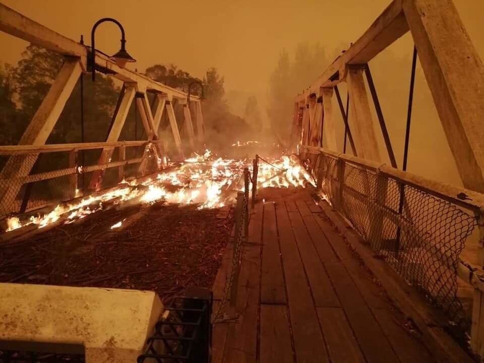 Nhiệt độ cao kỷ lục và hạn hán kéo dài do biến đổi khí hậu đã tạo điều kiện thuận lợi cho những ngọn lửa lan rộng, phá hủy hơn 1.000 ngôi nhà và khiến 18 người thiệt mạng.