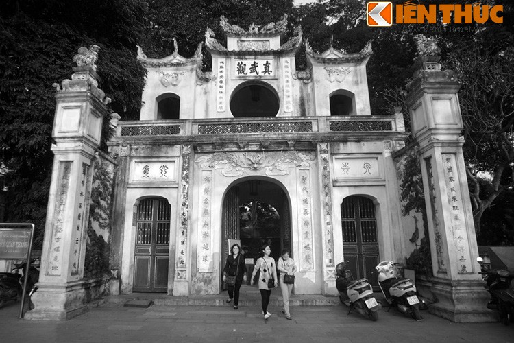 Nằm trong Thăng Long tứ trấn, đền Quán Thánh là ngôi đền lớn và nổi tiếng bậc nhất của Hà Nội. Tương truyền, đền được Vua Lý Thái Tổ cho xây dựng ở phía Bắc thành Thăng Long xưa để trấn tà khí từ phương Bắc tràn xuống.