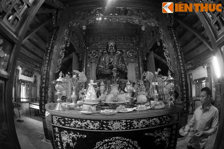 Một điểm nhấn của ngôi đền này là sự hiện diện của một pho tượng đồng khổng lồ. Đó là pho tượng Huyền Thiên Trấn Vũ được đúc bằng đồng vào đời vua Lê Hy Tông, năm Vĩnh Trị thứ 2 (1677).