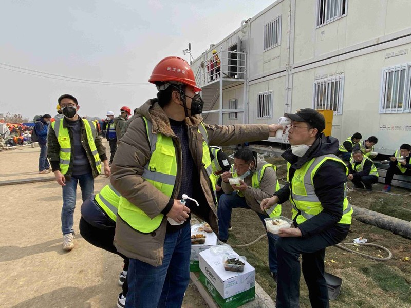 Thậm chí cả trong lúc nghỉ ngơi tranh thủ ăn cơm công nhân cũng được theo dõi thân nhiệt.