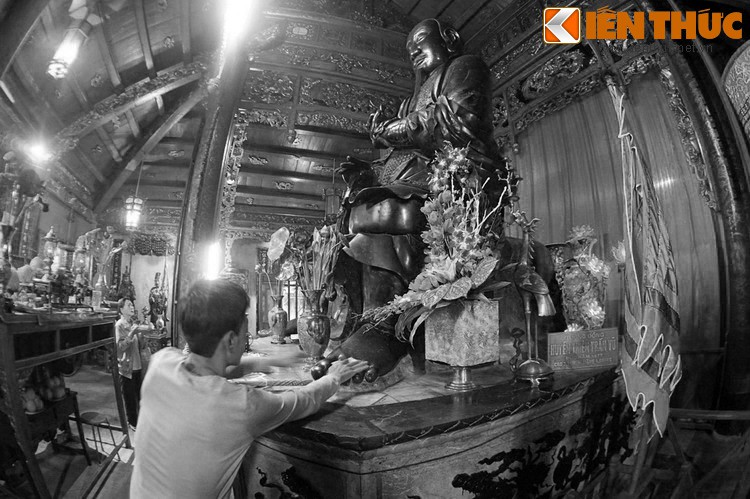 Từ hàng trăm năm qua, người dân Hà Nội đã coi tượng Huyền Thiên Trấn Vũ của đền Quán Thánh là một pho tượng linh thiêng. Đặc biệt, trong dân gian xuất hiện tin đồn pho tượng này được làm bằng đồng đen.