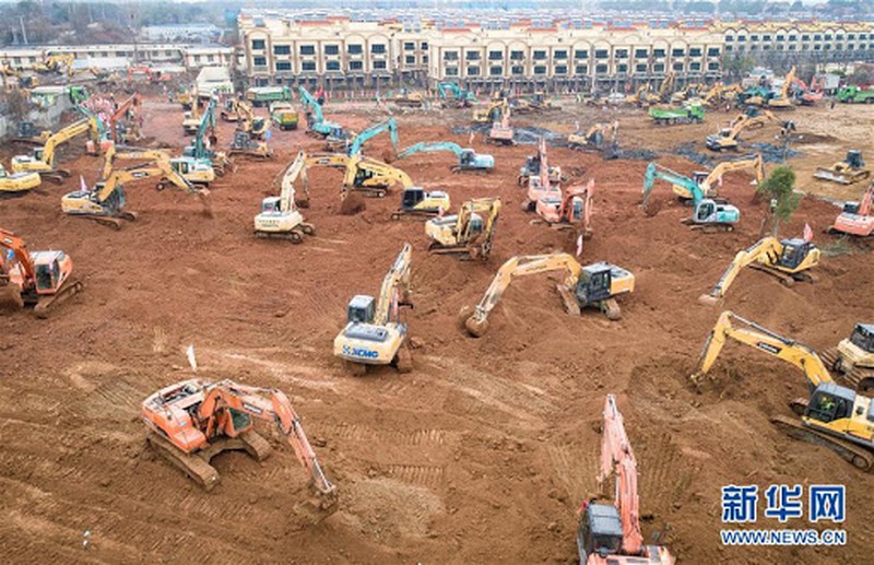 Hàng trăm xe xúc làm việc không quản ngày đêm để có thể nhanh chóng đưa bệnh viện vào hoạt động, chữa trị cho người dân Vũ Hán.