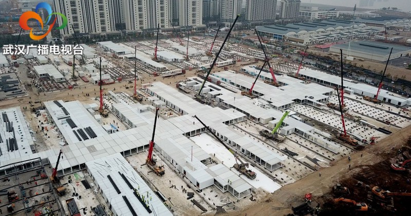 Đến 8h00 ngày 2/2, Cục xây dựng Trung Kiến 3 đã vận chuyển đến công trường 3.040 thùng container và đã lắp đặt được 1.514 phòng. Theo thiết kế, Cục này sẽ sử dụng 3.300 thùng container để xây dựng bệnh viện.