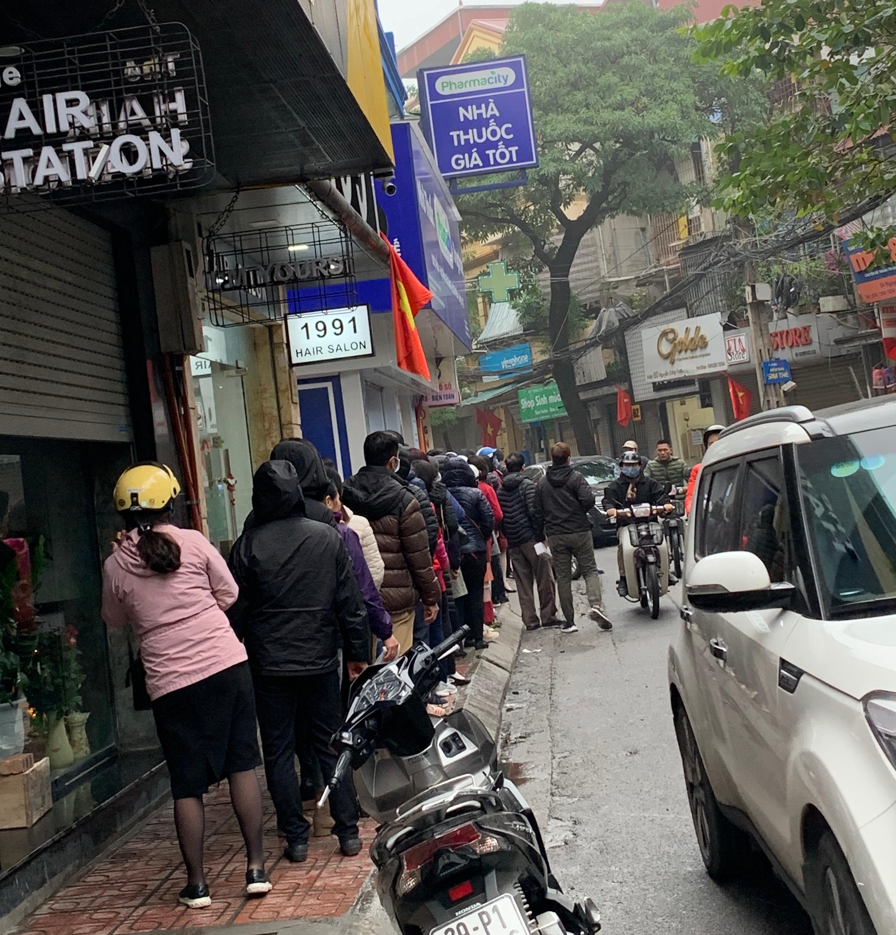 Người dân xếp hàng dài mua khẩu trang ở nhà thuốc 83 Nguyễn Công Hoan