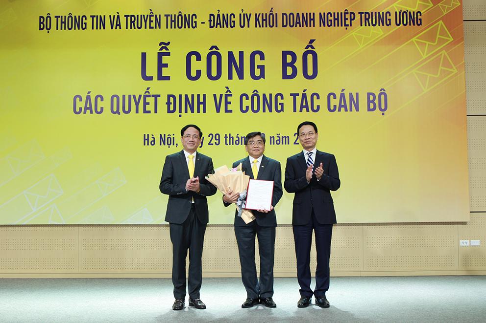 Bộ trưởng Bộ TT&TT Nguyễn Mạnh Hùng phát biểu giao nhiệm vụ cho Lãnh đạo Tổng công ty