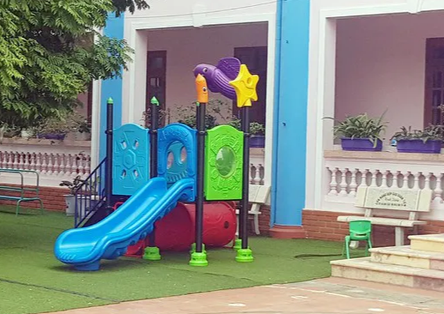 “Khi Đ.T cùng các bạn tham gia trò chơi, cháu chui vào đường ống nên tuột chân và người qua ô thoáng hình chữ nhật bên ngoài. Do ô thoáng hẹp, chân cháu không chạm đất nên ngất xỉu”.