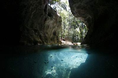 Hang Actun Tunichil Muknal hay còn gọi Crystal Sepulche ở Belize được cho là nơi người Maya sinh sống từ hàng ngàn năm trước.