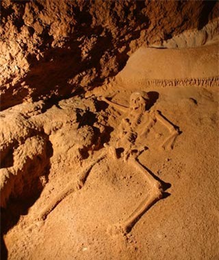 Giới chuyên gia đã tìm thấy 14 bộ xương khác trong hang địa ngục Actun Tunichil Muknal. Một vài bộ trong số đó có niên đại khoảng 1.200 năm.. Theo một số tài liệu về người Maya, hang Actun Tunichil Muknal là nhà của thần mưa Chaak và tin rằng, có rất nhiều cánh cửa để dẫn tới cõi âm ti Xibalba. Trong số đó, những bộ xương trong hang động đặc biệt này chính là xác của những nạn nhân vô tội bị đem làm vật hiến tế cho 12 linh hồn cai quản cõi âm ti Xibalba.