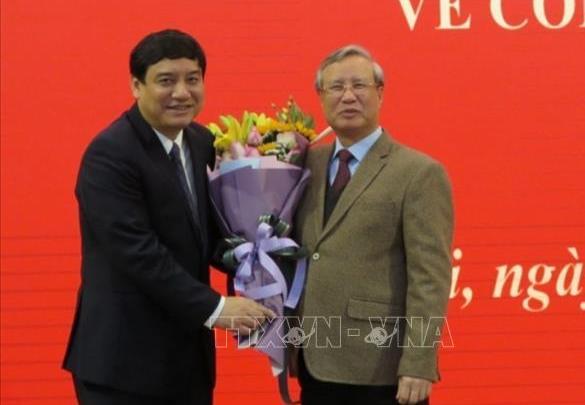 Ông Trần Quốc Vượng chúc mừng ông Nguyễn Đắc Vinh. Ảnh TTXVN